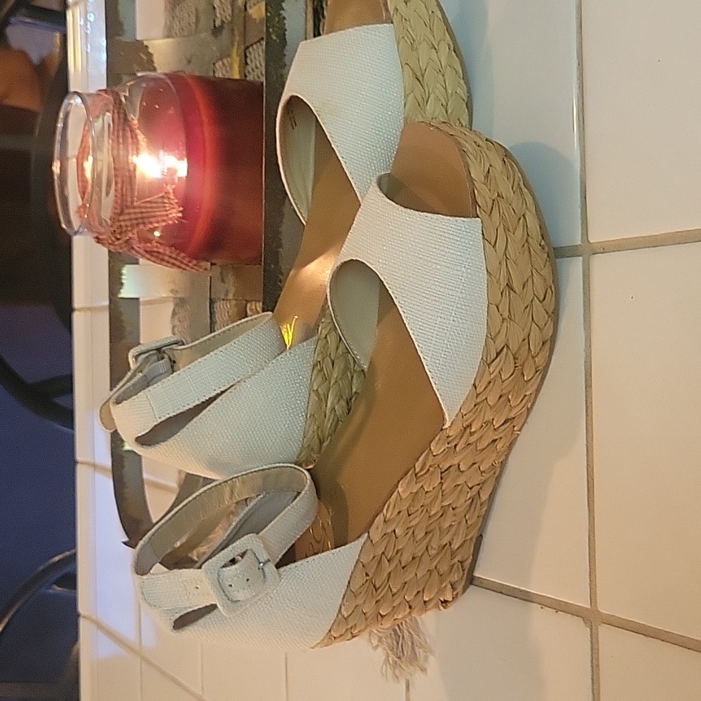 NWOT 42 Gold/ Cream Wedges